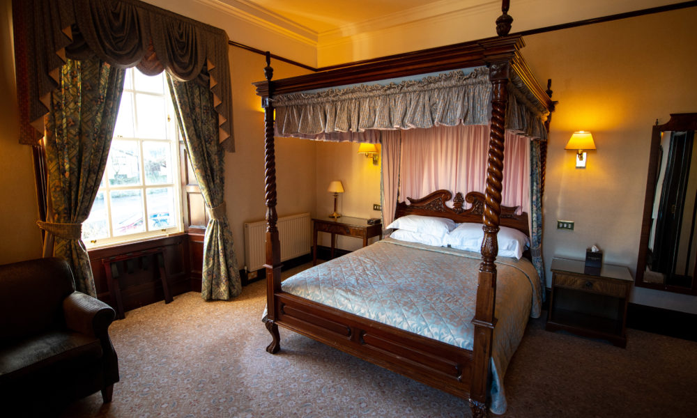 Superior Four Poster